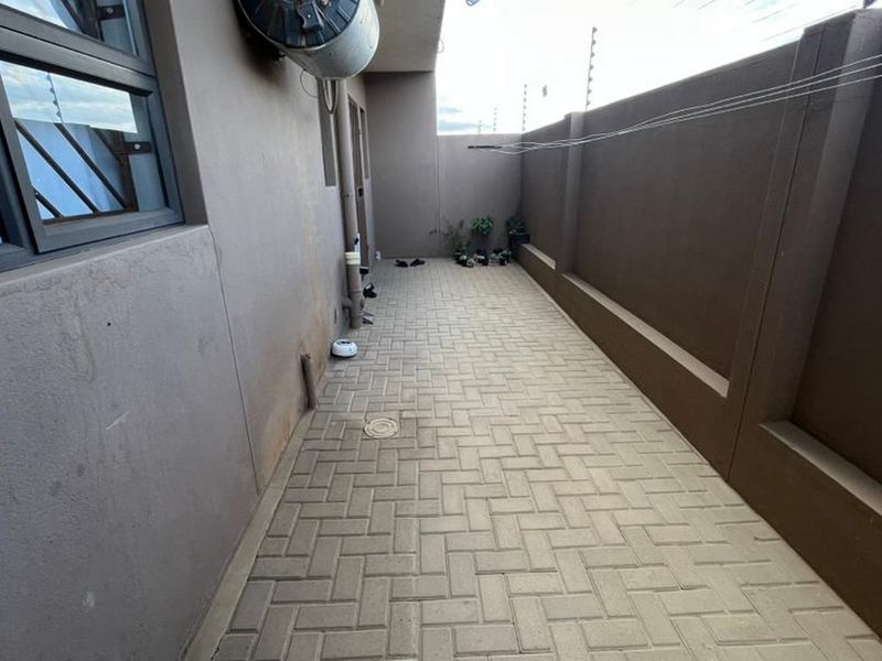 Welcome to this ground floor apartment that combines tranquil living with unmatched convenience. - Photo 4