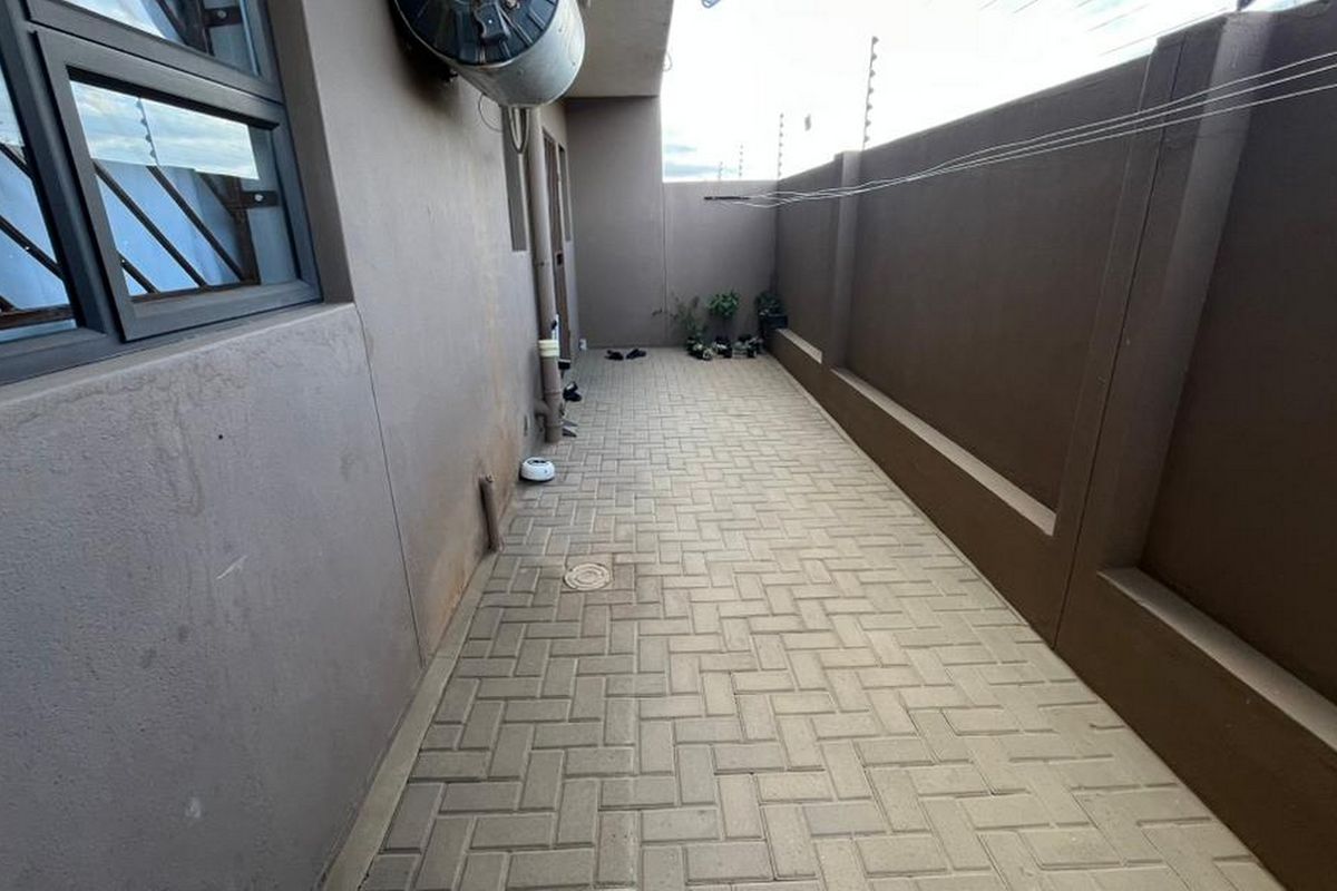 Welcome to this ground floor apartment that combines tranquil living with unmatched convenience. - Photo 4