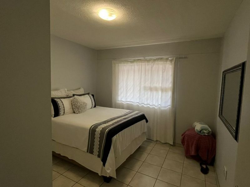 Welcome to this ground floor apartment that combines tranquil living with unmatched convenience. - Photo 3