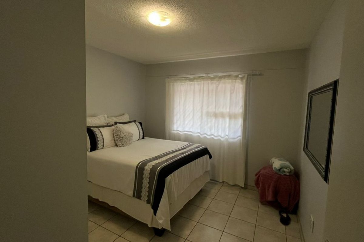 Welcome to this ground floor apartment that combines tranquil living with unmatched convenience. - Photo 3