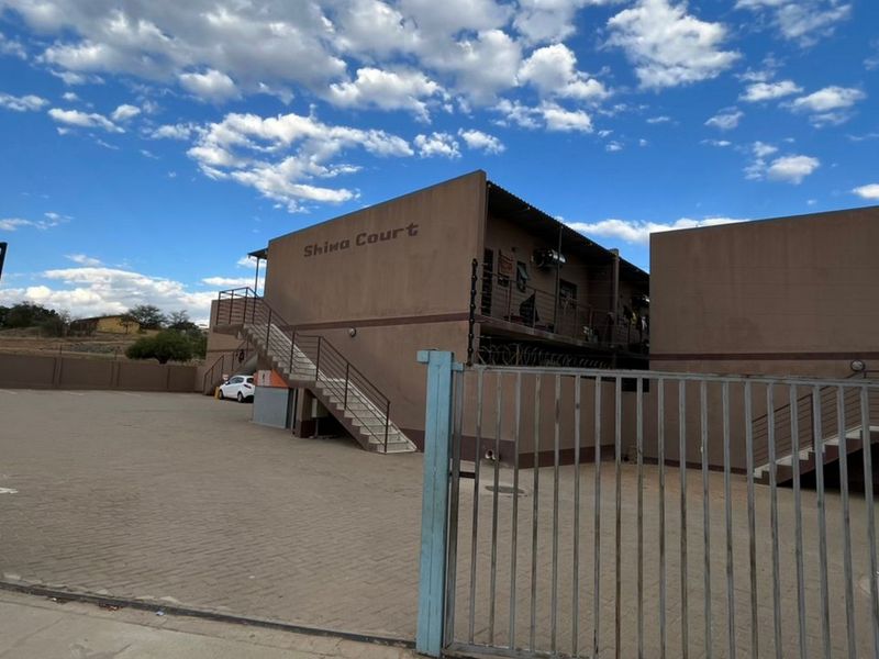 Welcome to this ground floor apartment that combines tranquil living with unmatched convenience. - Photo 10