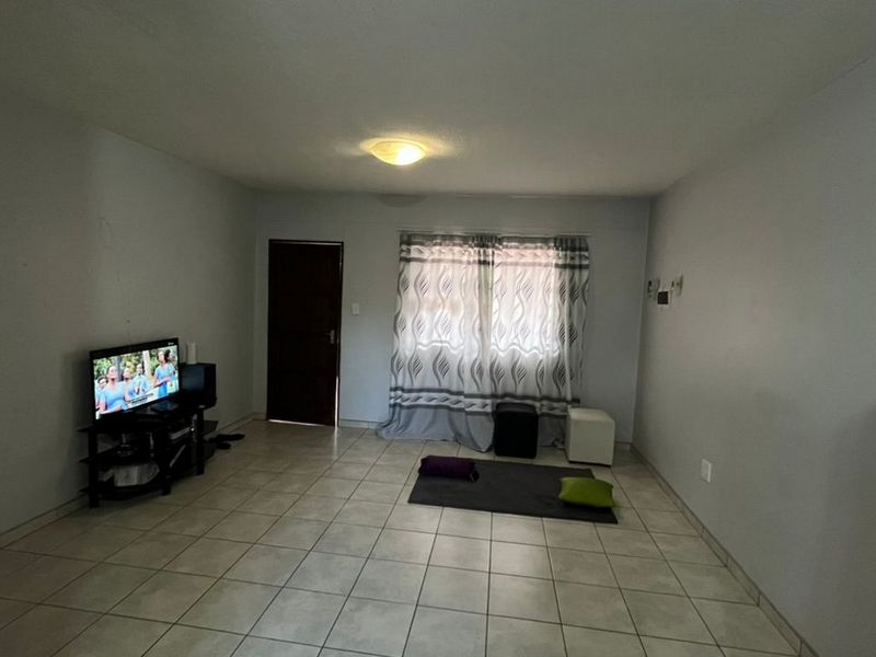 Welcome to this ground floor apartment that combines tranquil living with unmatched convenience. - Photo 9