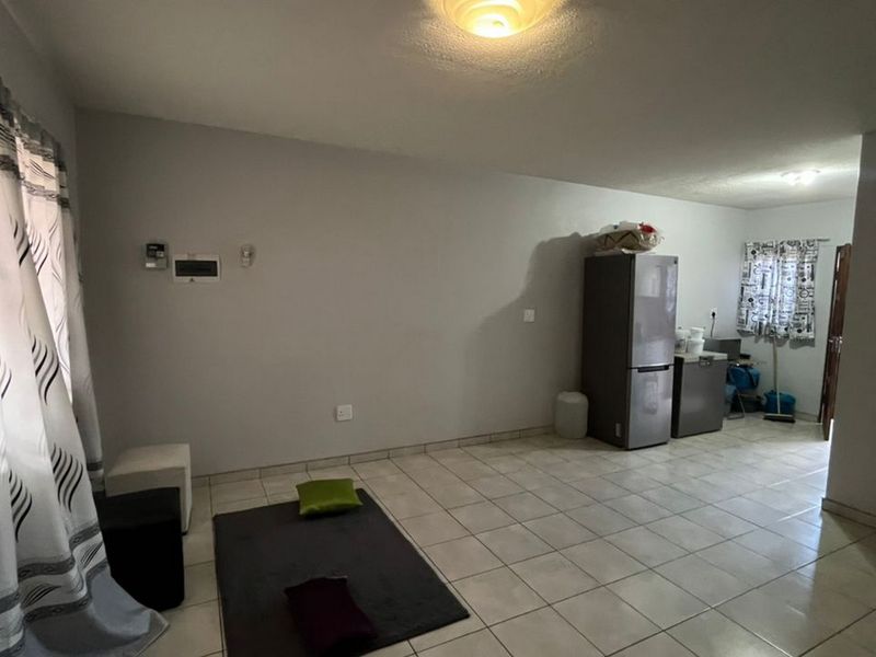 Welcome to this ground floor apartment that combines tranquil living with unmatched convenience. - Photo 8