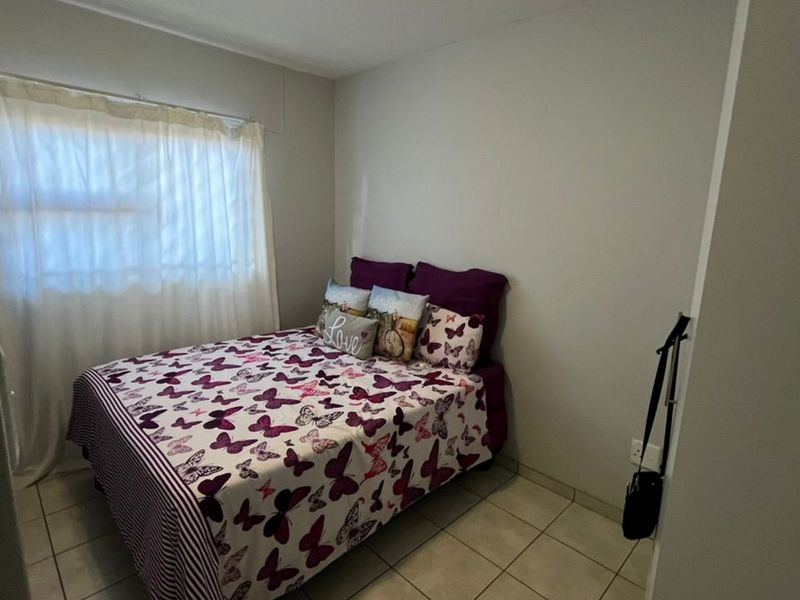 Welcome to this ground floor apartment that combines tranquil living with unmatched convenience. - Photo 6