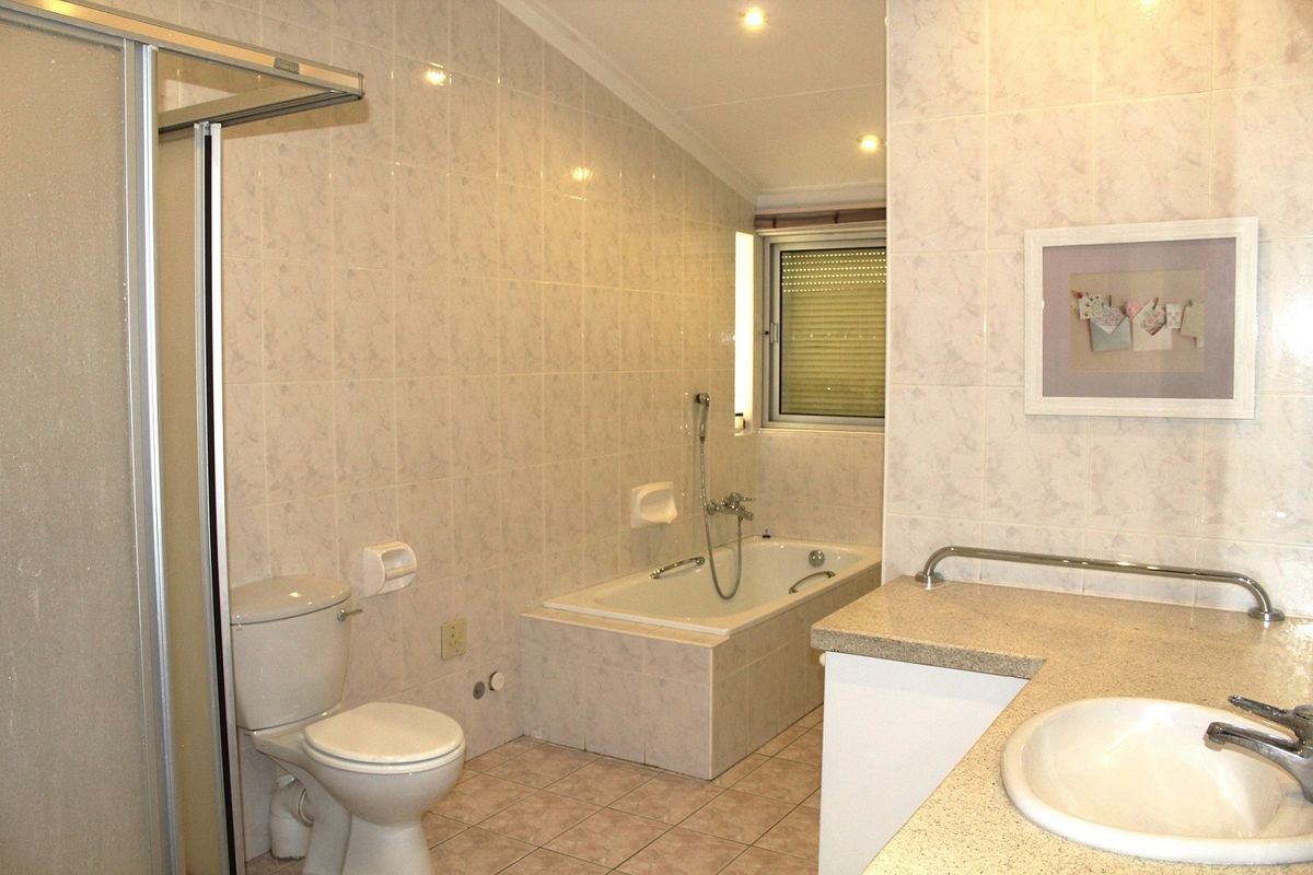 Versatile Property in Klein Windhoek – Ideal for Families or Investors - Photo 4