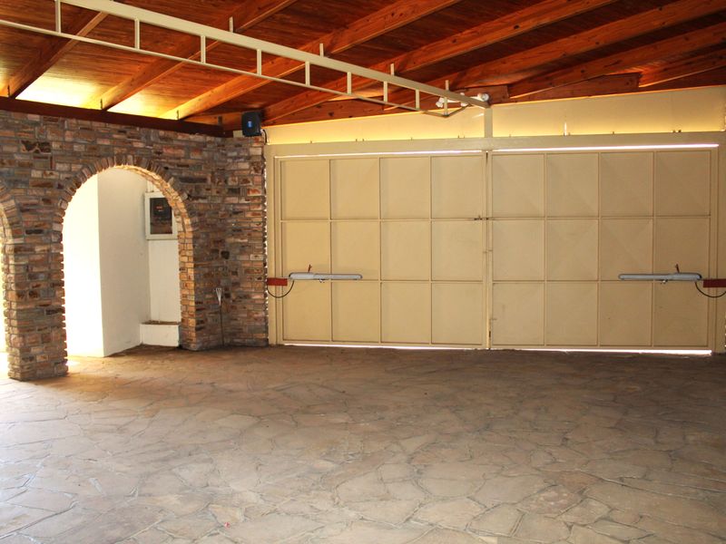 Versatile Property in Klein Windhoek – Ideal for Families or Investors - Photo 10