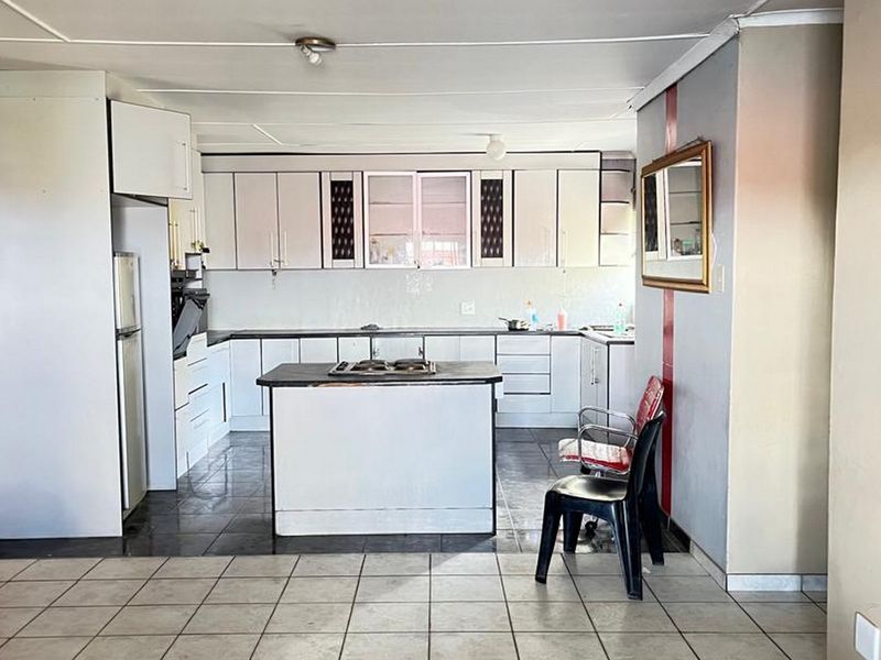 Spacious Family Home with Multiple Income generating Flats - Photo 2