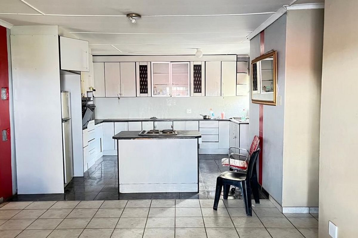 Spacious Family Home with Multiple Income generating Flats - Photo 2