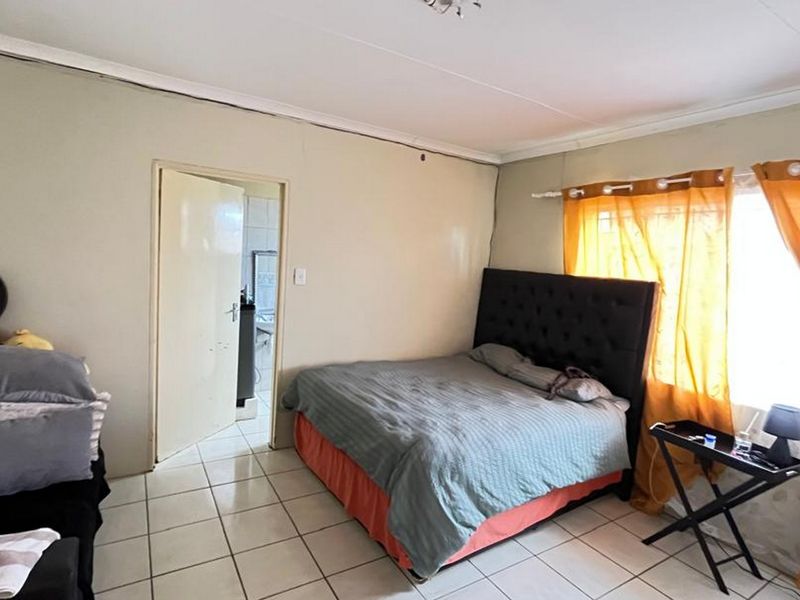 Spacious Family Home with Multiple Income generating Flats - Photo 4