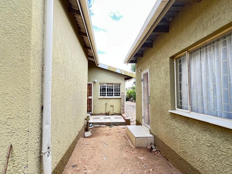 Spacious Family Home with Multiple Income generating Flats - Photo 5