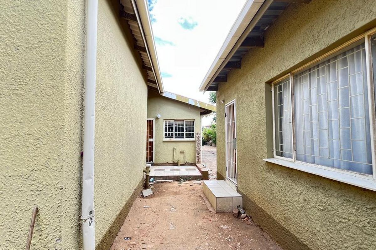 Spacious Family Home with Multiple Income generating Flats - Photo 5