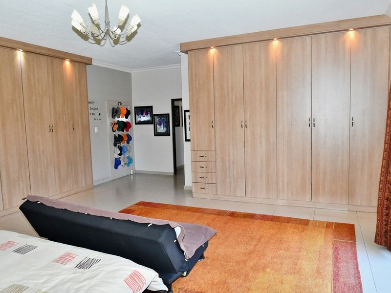 LIVE YOUR BEST LIFE IN THIS STUNNING SINGLE LEVEL HOME - Photo 10