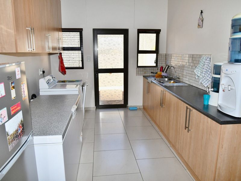 LIVE YOUR BEST LIFE IN THIS STUNNING SINGLE LEVEL HOME - Photo 9