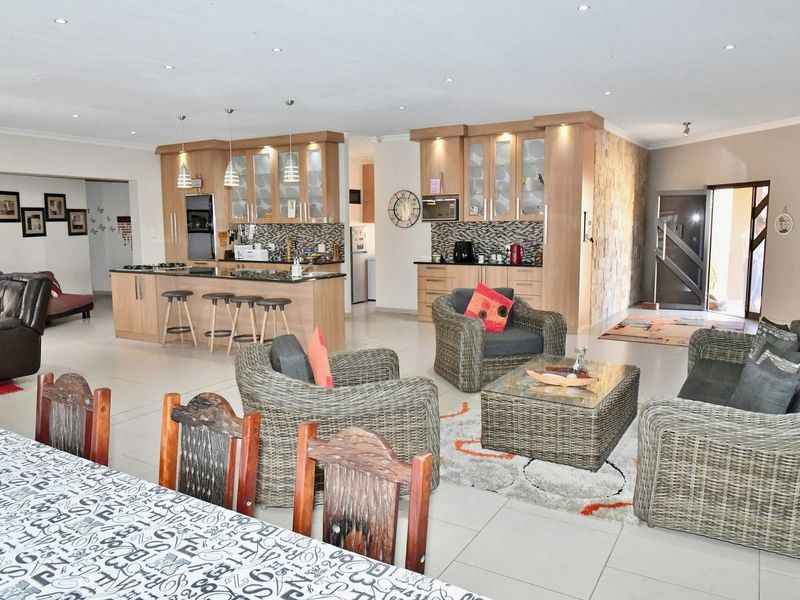 LIVE YOUR BEST LIFE IN THIS STUNNING SINGLE LEVEL HOME - Photo 4