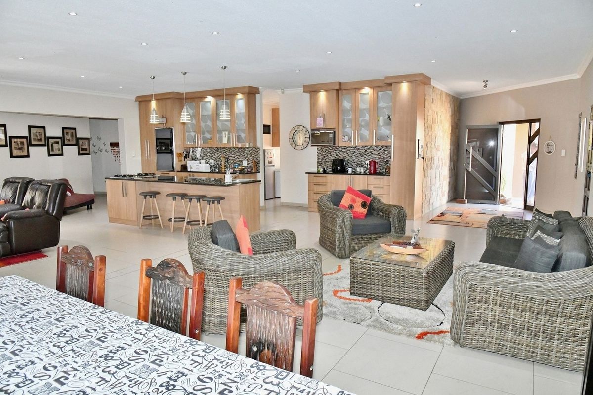 LIVE YOUR BEST LIFE IN THIS STUNNING SINGLE LEVEL HOME - Photo 4