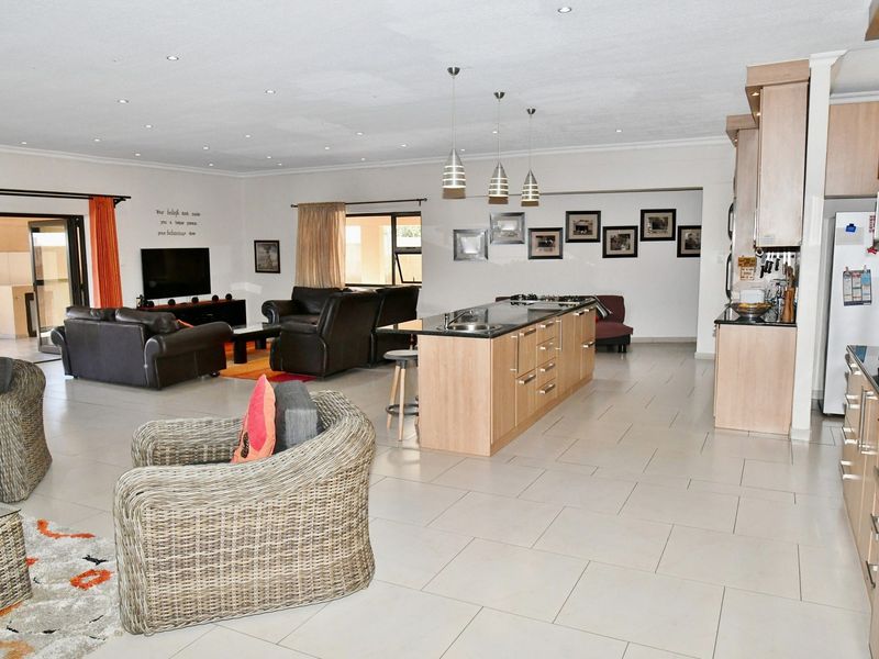 LIVE YOUR BEST LIFE IN THIS STUNNING SINGLE LEVEL HOME - Photo 8