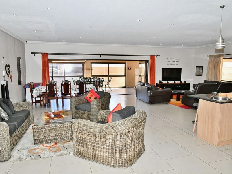 LIVE YOUR BEST LIFE IN THIS STUNNING SINGLE LEVEL HOME - Photo 7