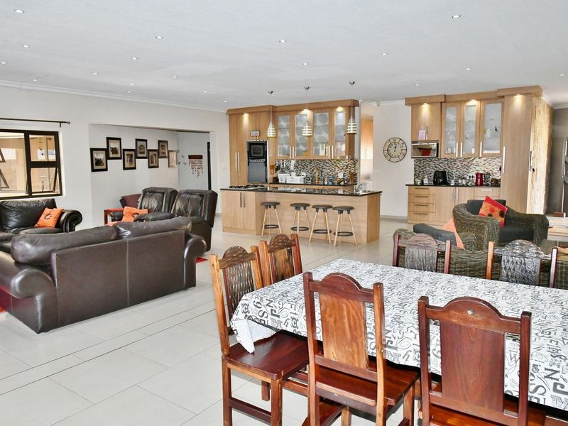 LIVE YOUR BEST LIFE IN THIS STUNNING SINGLE LEVEL HOME - Photo 6