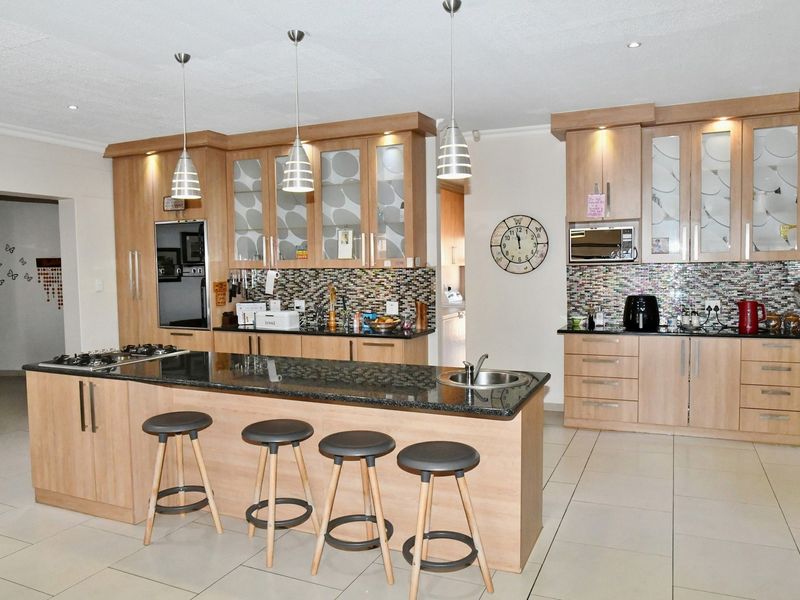 LIVE YOUR BEST LIFE IN THIS STUNNING SINGLE LEVEL HOME - Photo 5