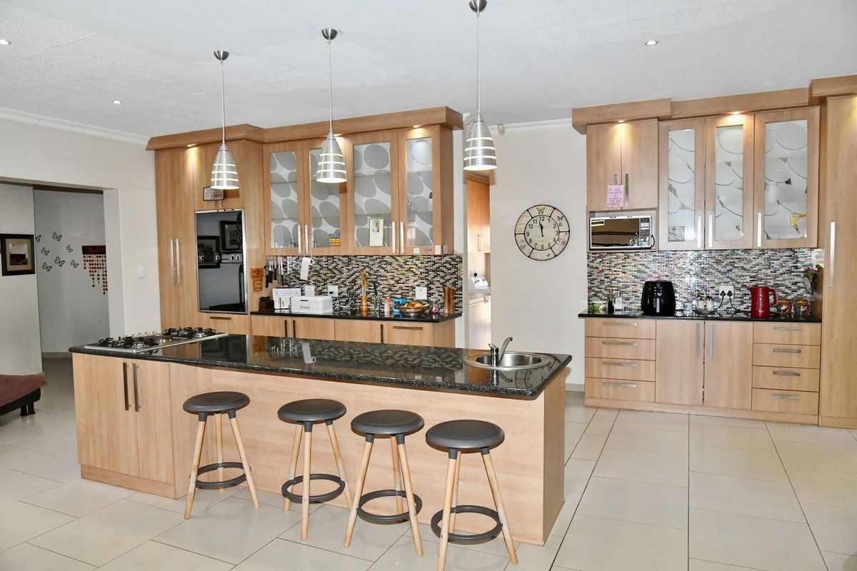 LIVE YOUR BEST LIFE IN THIS STUNNING SINGLE LEVEL HOME - Photo 5