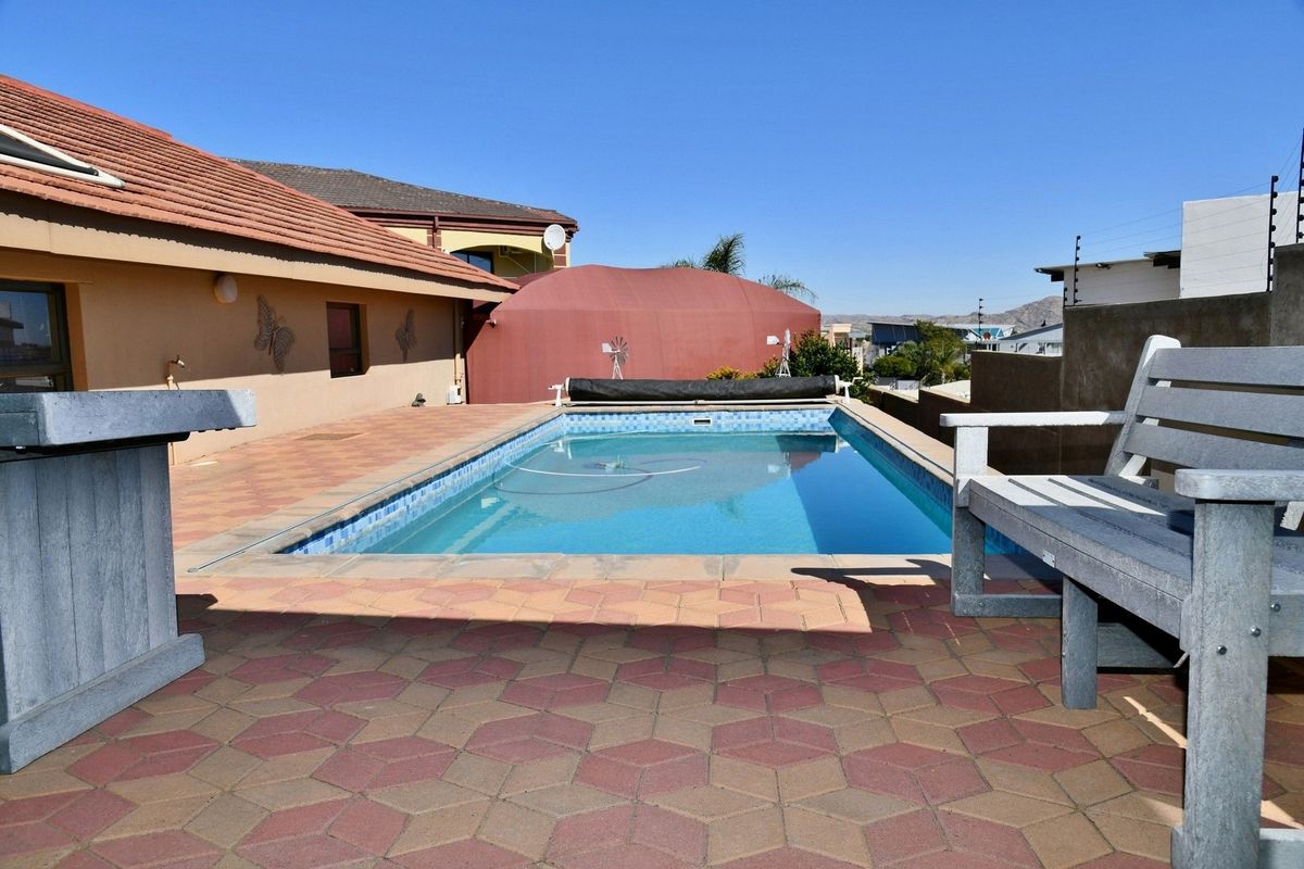 LIVE YOUR BEST LIFE IN THIS STUNNING SINGLE LEVEL HOME - Photo 3