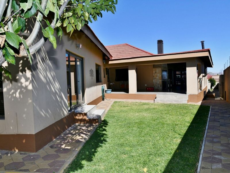 LIVE YOUR BEST LIFE IN THIS STUNNING SINGLE LEVEL HOME - Photo 2