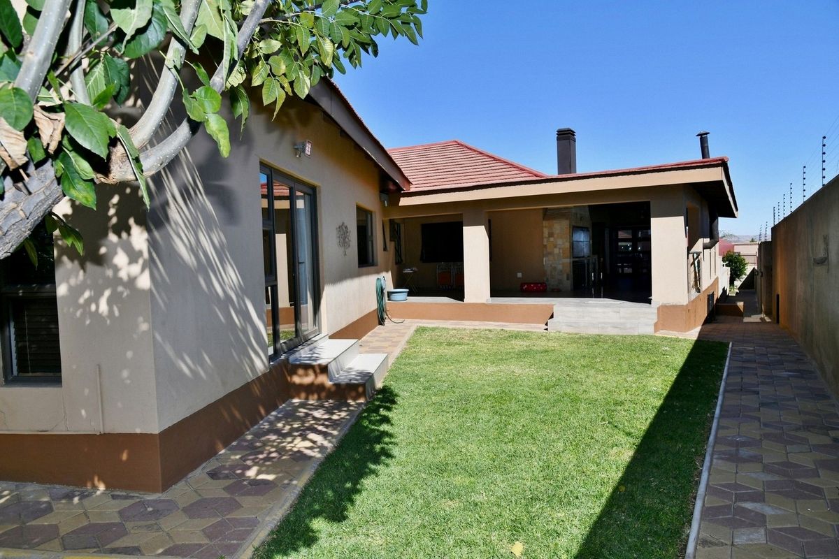 LIVE YOUR BEST LIFE IN THIS STUNNING SINGLE LEVEL HOME - Photo 2