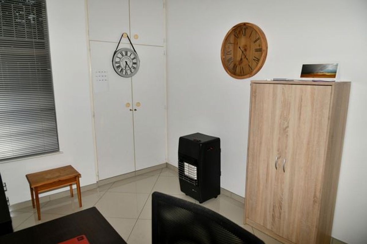 GROUND FLOOR APARTMENT - LOCK-UP AND GO!! - Photo 5