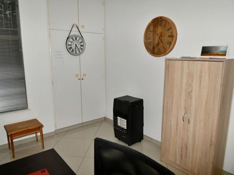 GROUND FLOOR APARTMENT - LOCK-UP AND GO!! - Photo 5