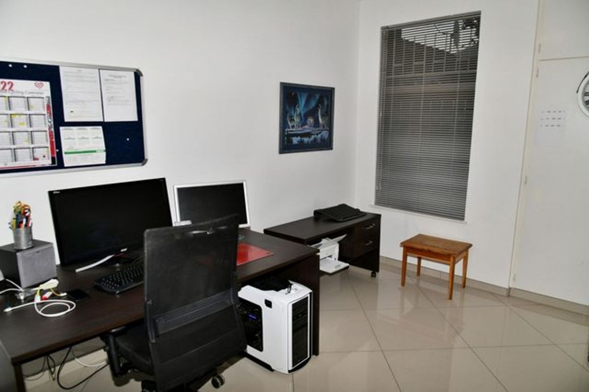 GROUND FLOOR APARTMENT - LOCK-UP AND GO!! - Photo 4