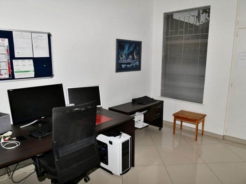 GROUND FLOOR APARTMENT - LOCK-UP AND GO!! - Photo 4