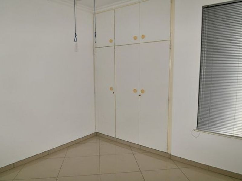 GROUND FLOOR APARTMENT - LOCK-UP AND GO!! - Photo 10