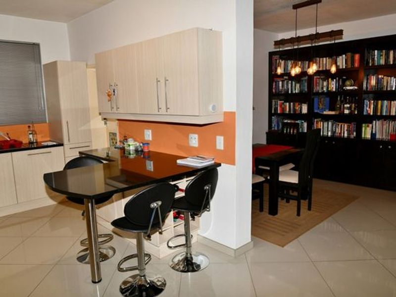 GROUND FLOOR APARTMENT - LOCK-UP AND GO!! - Photo 6