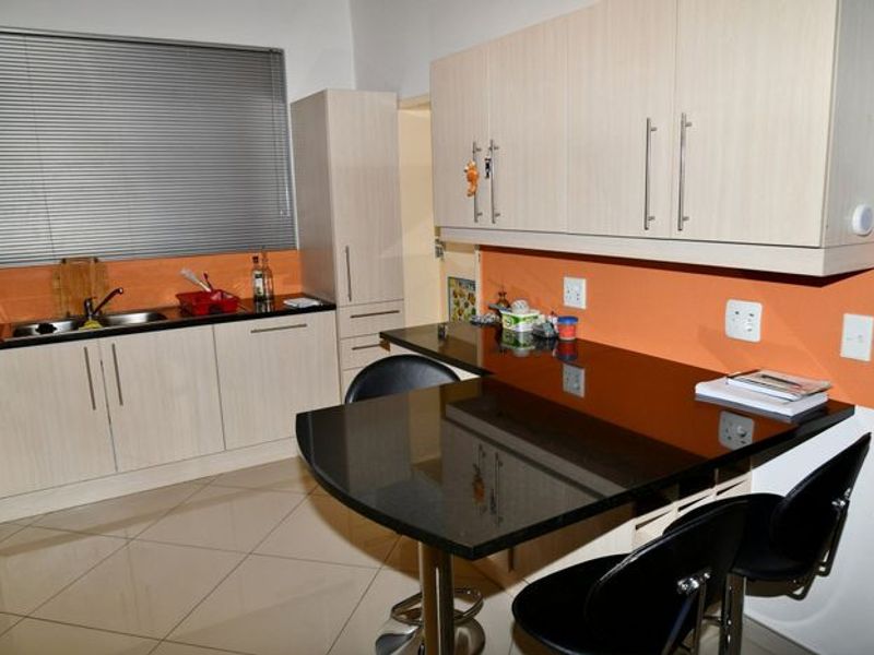 GROUND FLOOR APARTMENT - LOCK-UP AND GO!! - Photo 7