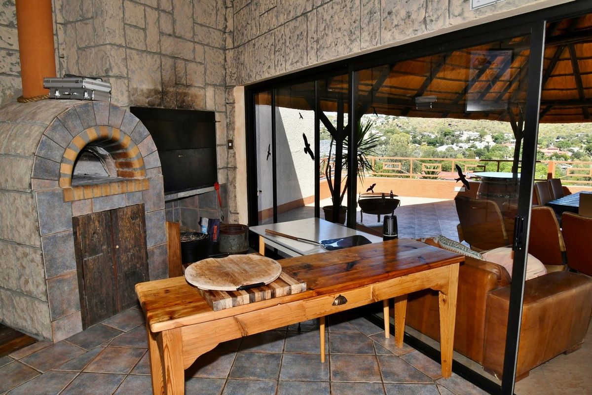 EXECUTIVE DREAM HOME IN KLEIN WINDHOEK - Photo 3