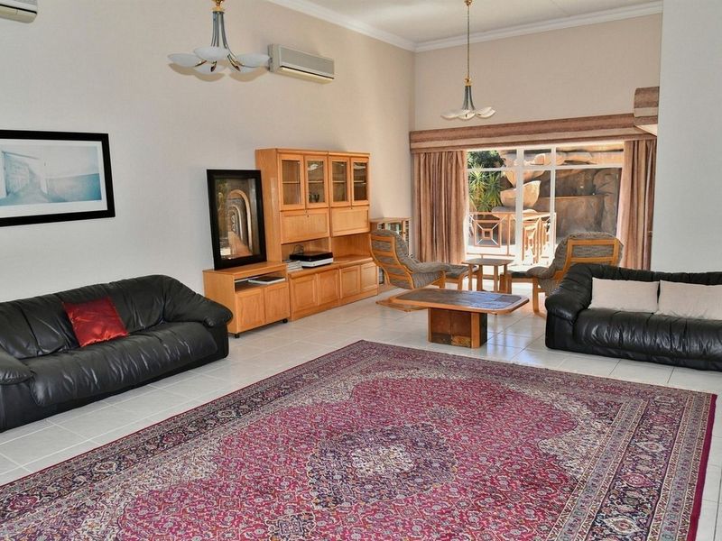 EXECUTIVE DREAM HOME IN KLEIN WINDHOEK - Photo 9