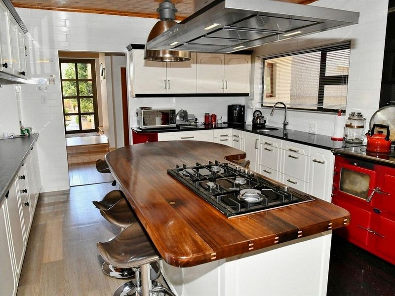 EXECUTIVE DREAM HOME IN KLEIN WINDHOEK - Photo 2