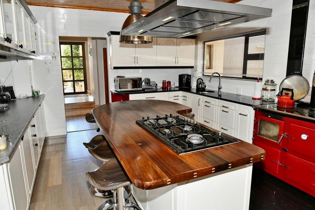 EXECUTIVE DREAM HOME IN KLEIN WINDHOEK - Photo 2