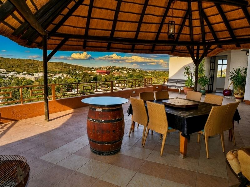 EXECUTIVE DREAM HOME IN KLEIN WINDHOEK - Photo 2