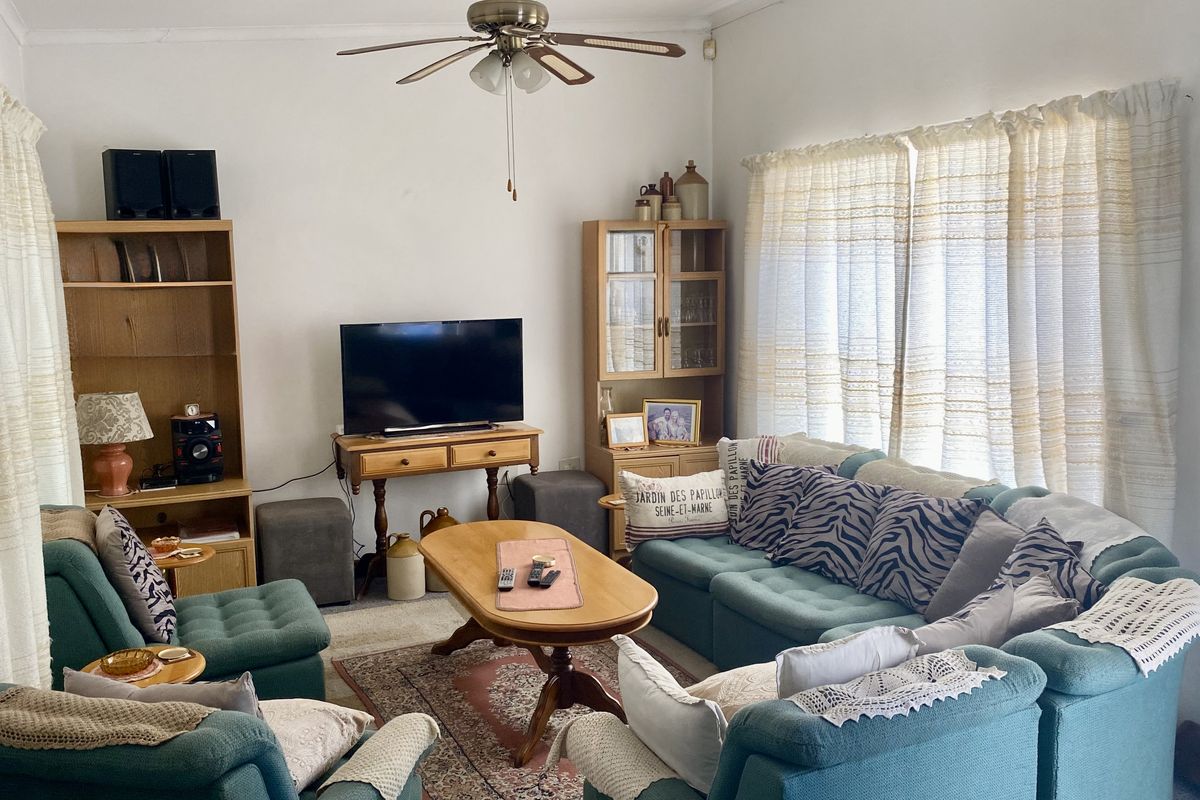 Townhouse for Rent in Avis Village, Windhoek - Photo 2