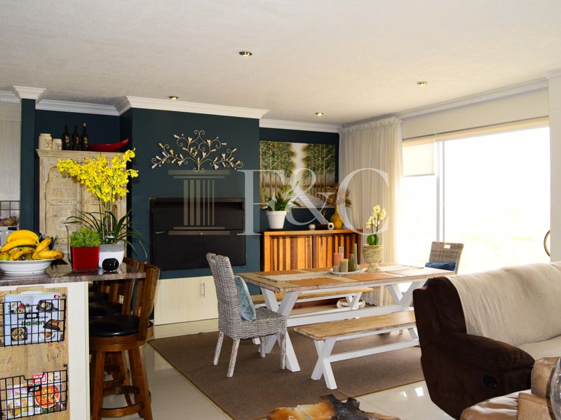 3 Bed. 2.5 Bath Penthouse apartment with Spectacular Views To Let - Photo 3