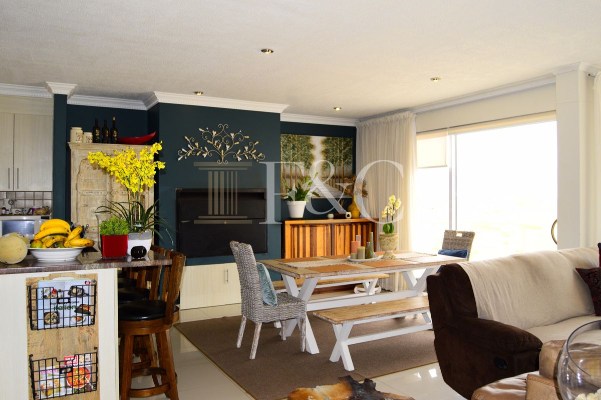 3 Bed. 2.5 Bath Penthouse apartment with Spectacular Views To Let - Photo 3