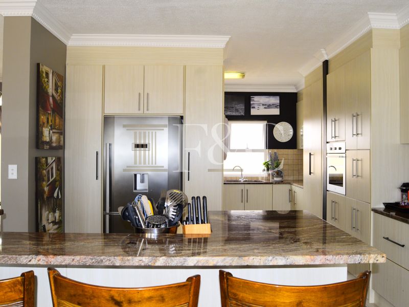 3 Bed. 2.5 Bath Penthouse apartment with Spectacular Views To Let - Photo 7