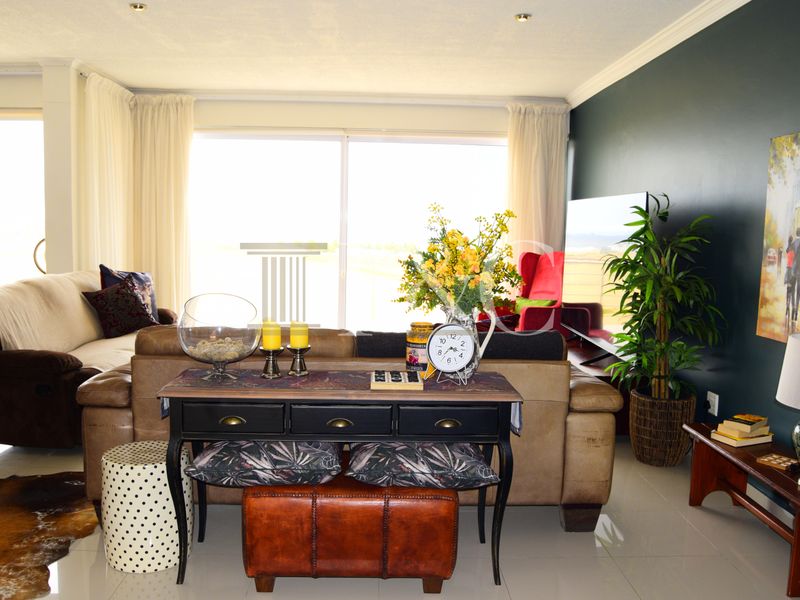 3 Bed. 2.5 Bath Penthouse apartment with Spectacular Views To Let - Photo 6