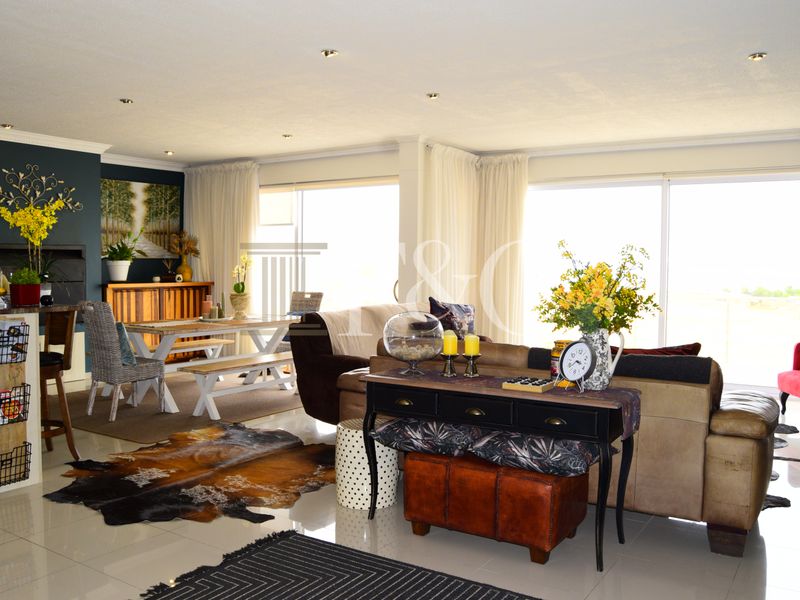 3 Bed. 2.5 Bath Penthouse apartment with Spectacular Views To Let - Photo 5