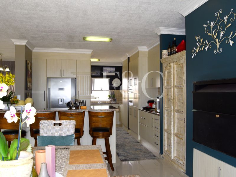 3 Bed. 2.5 Bath Penthouse apartment with Spectacular Views To Let - Photo 9