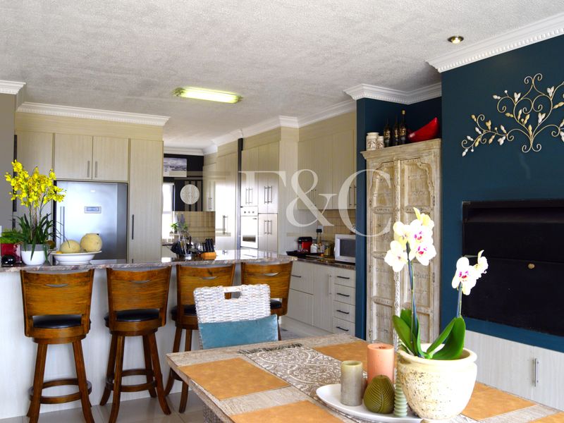 3 Bed. 2.5 Bath Penthouse apartment with Spectacular Views To Let - Photo 8