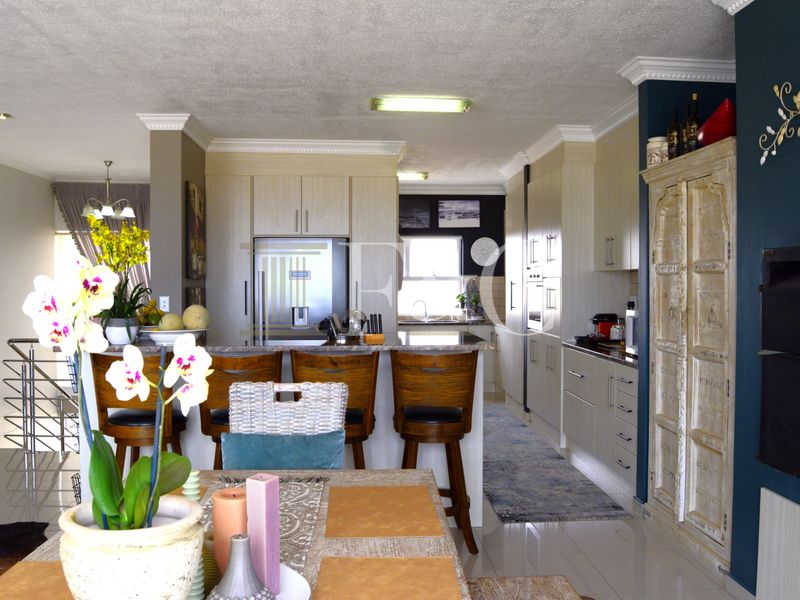 3 Bed. 2.5 Bath Penthouse apartment with Spectacular Views To Let - Photo 4