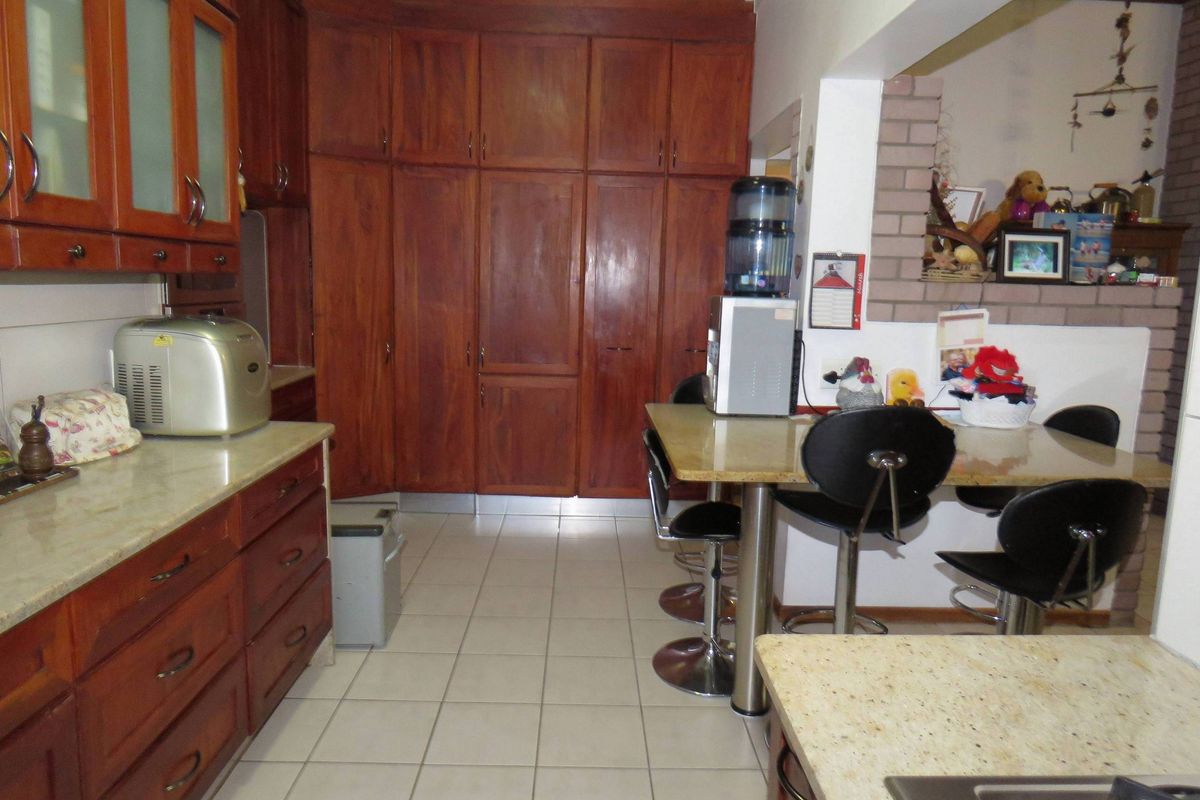 SPACIOUS FAMILY HOME IN POPULAR OLYMPIA - Photo 2