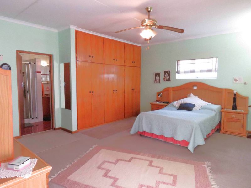 WELL-MAINTAINED 3-BEDROOM HOME IN A QUIET STREET - Photo 2